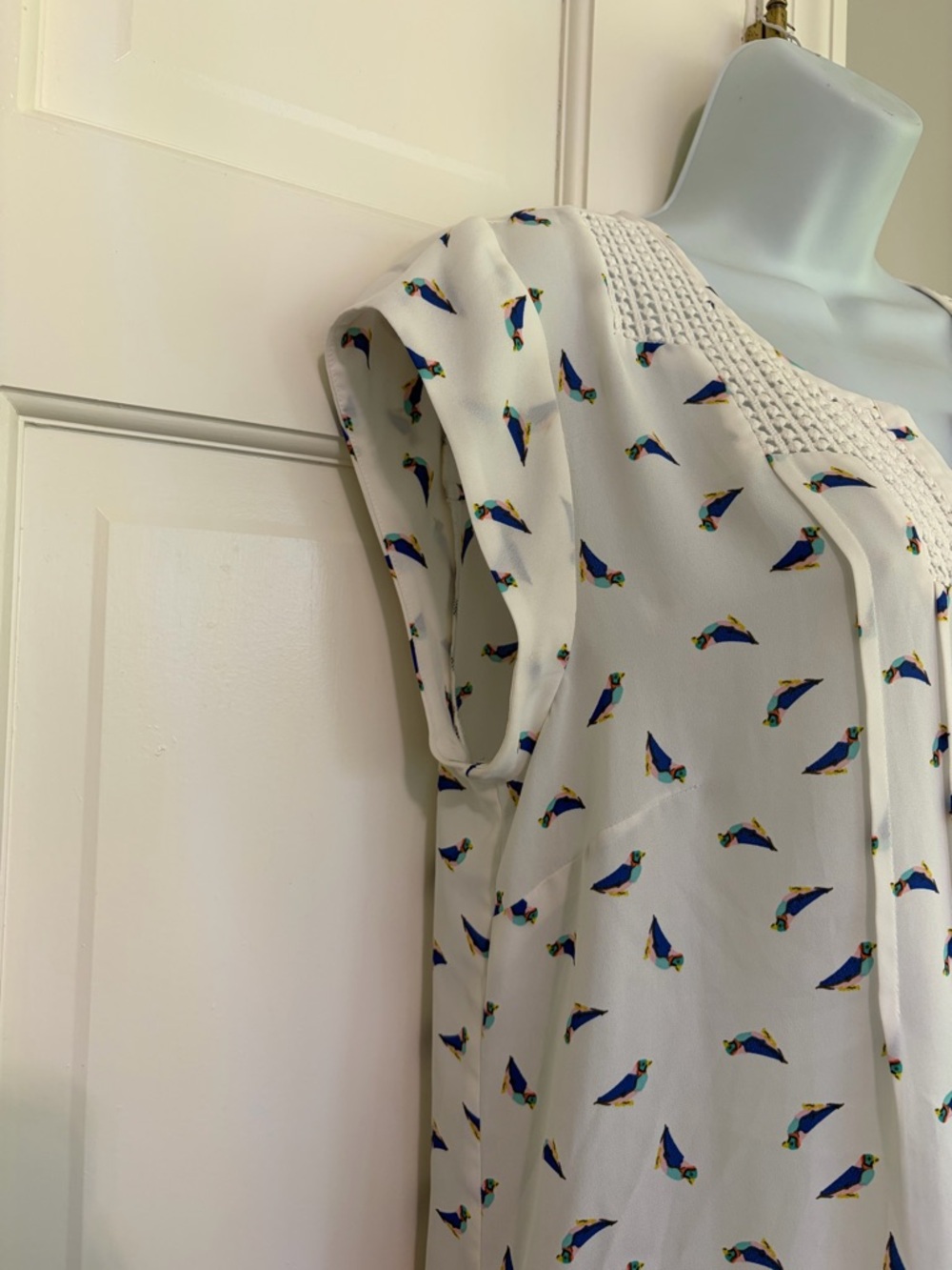 Daniel Rainn White Cap-Sleeve Blouse with Blue Bird Print - Picture 2 of 4